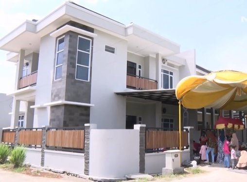 saking luas dan besar rumah zaskia gotik