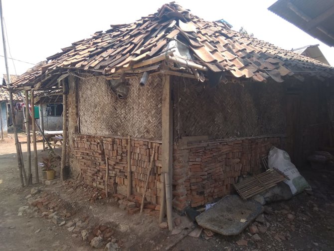 satu keluarga di subang tinggal di gubuk reyot dan tanpa penerangan listrik