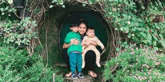 5 Potret Kedekatan Putri Titian dengan Buah Hatinya, Hobi Main Air