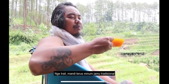 Sederet Kegiatan Dodit Mulyanto Tinggal di Hutan, Panen Singkong dan Mandi di Kolam