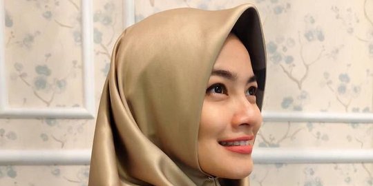 6 Potret Titi Kamal dalam Balutan Hijab, Bikin Pangling