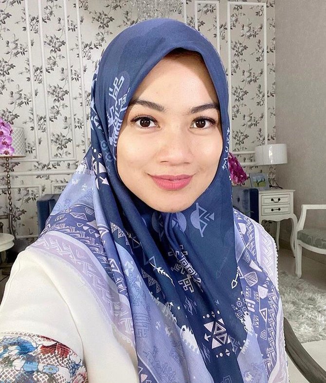 6 potret titi kamal dalam balutan hijab