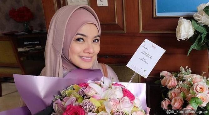 6 potret titi kamal dalam balutan hijab