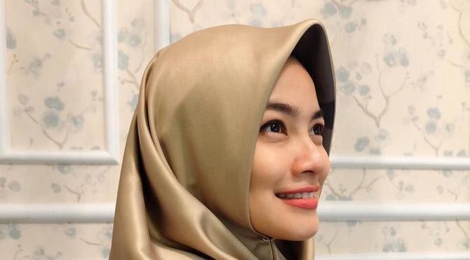 6 potret titi kamal dalam balutan hijab