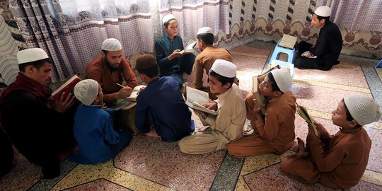 Antusias Anak-Anak Afghanistan Membaca Alquran Saat Ramadan