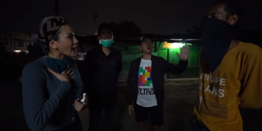 Nikita Mirzani Datang ke Tempat Mangkal Waria, Sempat Diadang Warga Berakhir Haru