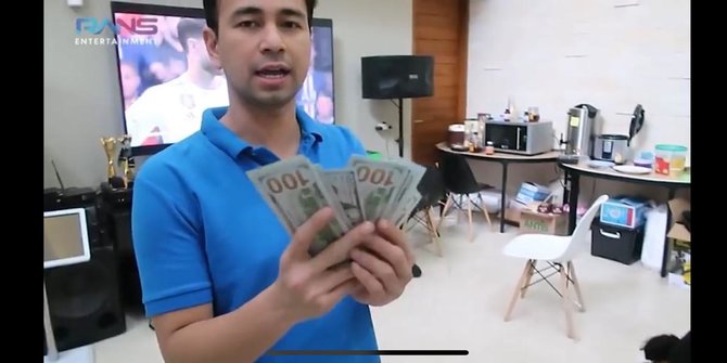 Raffi Ahmad Bagi-Bagi Segepok Dollar ke Karyawan: Ini Bukan THR tapi Uang Iseng-Iseng