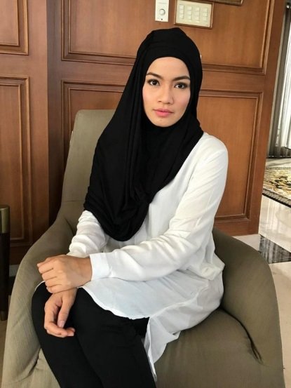 titi kamal kenakan balutan hijab
