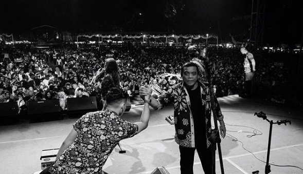 foto kenangan berjabat tangan dory harsa dan didi kempot