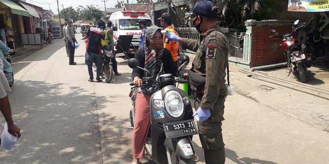 Tidak Pakai Masker Pemotor di Karawang  Dihukum Push Up 