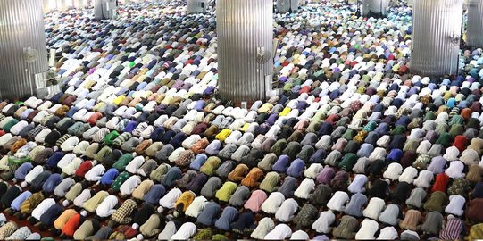 CEK FAKTA: Hoaks Gugus Tugas Covid-19 Semprot Jemaah Salat Tarawih di Masjid