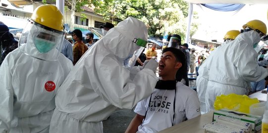 Pedagang dan Pengunjung Pasar Kebon Kembang Bogor Jalani Tes Swab Massal