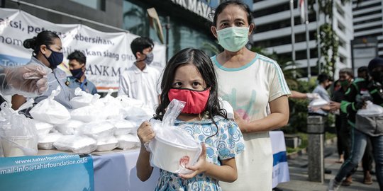 Berbagi Makanan Gratis untuk Warga Terdampak Virus Corona