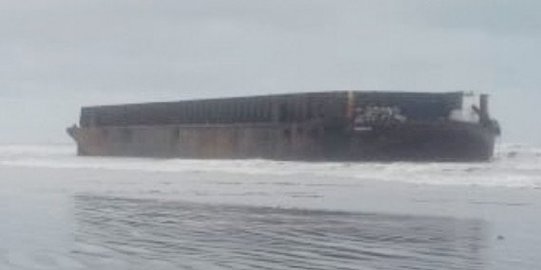 Diterjang Badai, Kapal Tongkang Terdampar di Bibir Pantai Aceh