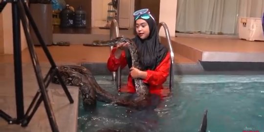 Subscribers di Youtube Tembus 20 Juta, Ini 6 Potret Ria Ricis Berenang Bareng Ular