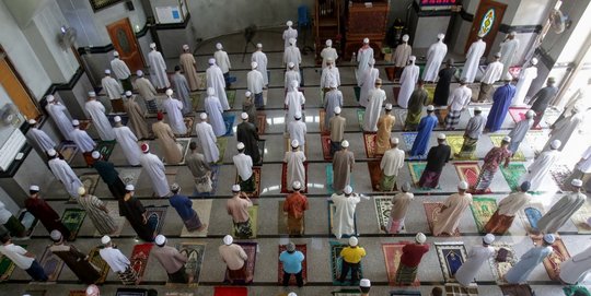 Muslim Thailand Laksanakan Salat Jumat dengan Terapkan Jarak Fisik