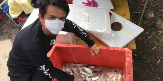 Kena PHK karena Corona, Kisah Pria yang Kini Jualan Ikan Ini Bikin Haru