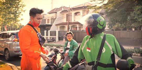 Baim Wong Baru Sadar Ditipu Pengendara Dorong Motor, Ini Potretnya Pas Kasih Bantuan