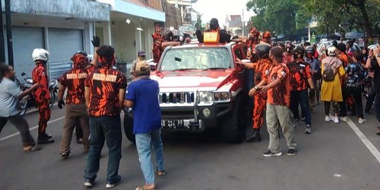 Aksi Perempuan Bagi-bagi Uang dari Atas Hummer Berlanjut ke Kulon Progo