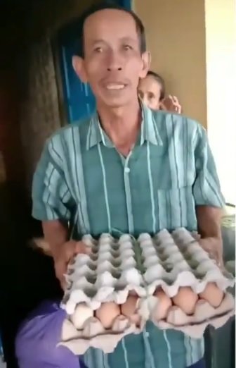 merasa ada yang lebih membutuhkan pria ini kembalikan bantuan sosial kepada petugas