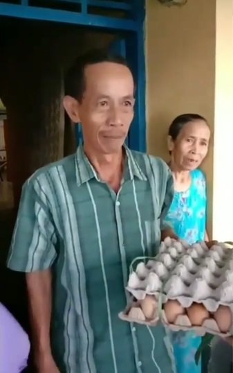 merasa ada yang lebih membutuhkan pria ini kembalikan bantuan sosial kepada petugas