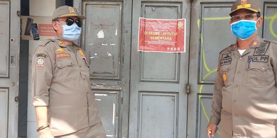 Tetap Buka Saat PSBB, Toko Nonsembako di Karawang Disegel Satpol PP