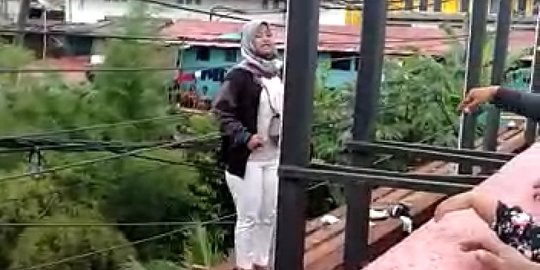 Depresi, Seorang Wanita Coba Bunuh Diri Lompat dari Jembatan Merah Bogor