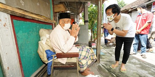 Di Tengah Pandemi Covid-19, Gibran Terus Blusukan Berbagi Sembako