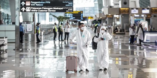 Lindungi Diri dari Covid-19, Calon Penumpang di Bandara Soekarno Hatta Pakai APD