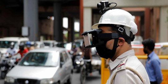 Canggih, Beginilah Alat Monitor Suhu Tubuh yang Digunakan Polisi India