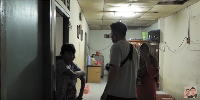 baim tolong ibu penjual gorengan