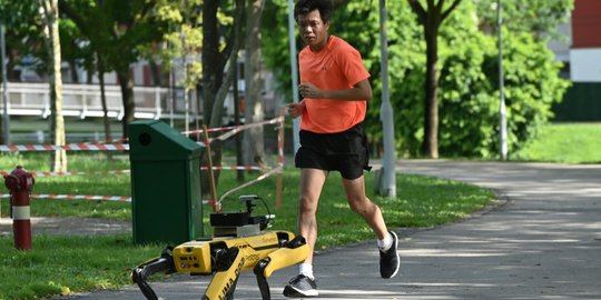 Singapura Gunakan Robot Ingatkan Warga untuk Menjaga Jarak