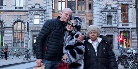 Hubungan Syahrini dan Ayah Angkat Terkuak, Liburan Bareng Hingga Absen di Pernikahan