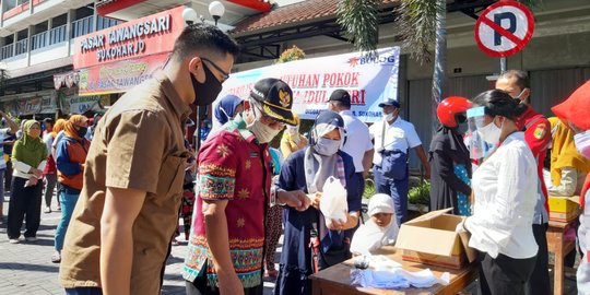 Stabilkan Harga Jelang Lebaran, Bulog Solo Blusukan dan Gelar Pasar Murah