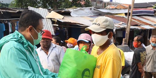 Pemulung Tak Terdata Pemprov DKI Terima Paket Sembako