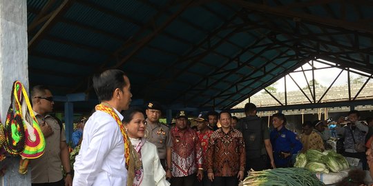 Jokowi Tinjau Penyerahan Bantuan Tunai di Kantor Pos Bogor