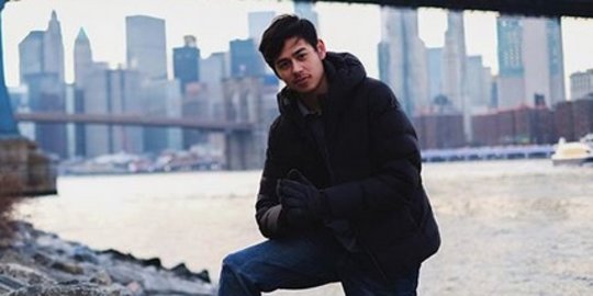 7 Potret Surya Sahetapy, Anak Dewi Yull yang Jadi Lulusan Terbaik di New York