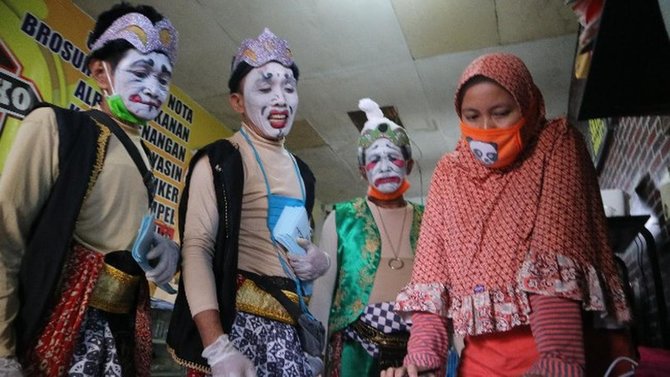 tokoh wayang bantu tertibkan psbb di kota cirebon