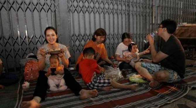 artis yang hobi makan di kaki lima