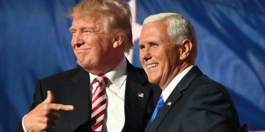Wapres AS Mike Pence Jaga Jarak Dengan Presiden Trump untuk Cegah Covid-19