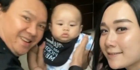 Momen Ahok Timang Yosafat Sambil Nyanyi Rohani, Anaknya Anteng Sambil Senyum