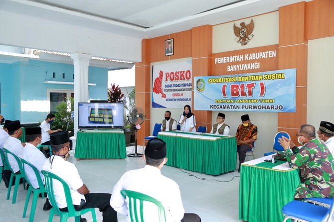 bupati banyuwangi abdullah azwar anas saat bertemu kades