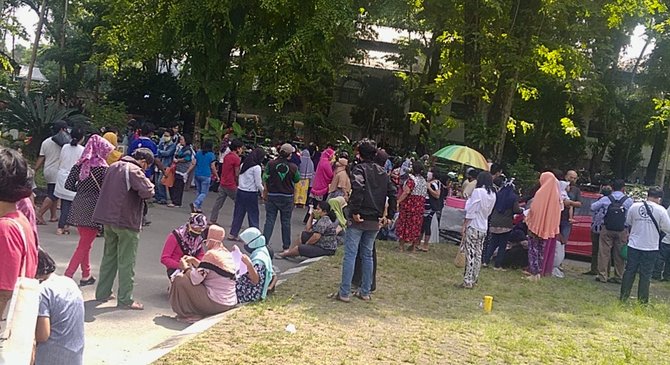 warga medan berdesakan daftar jadi penerima bansos