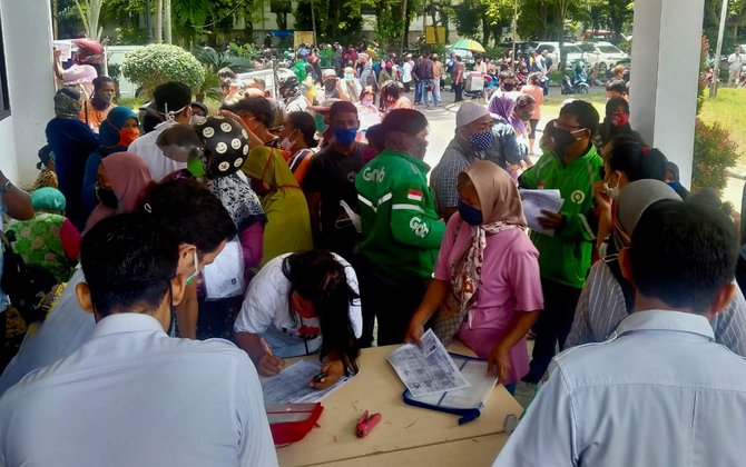 warga medan berdesakan daftar jadi penerima bansos