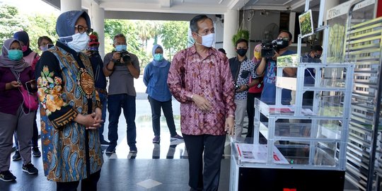 Risma Terima Robot yang Mampu Minimalisir Kontak Tenaga Medis dan Pasien Covid-19