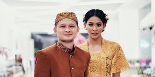 Umumkan Kehamilan Anak Pertama, Ini 7 Potret Mesra Syamsir Alam dan Bunga Jelitha