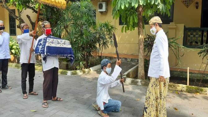 tradisi jamasan gerbong keraton kasepuhan cirebon