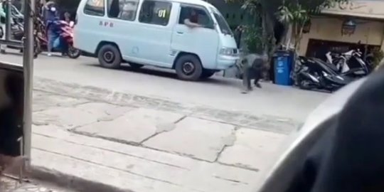 Bikin Geleng-Geleng, Gerombolan Anak Kecil Bikin Prank 'Dompet Jatuh' di Jalan Raya