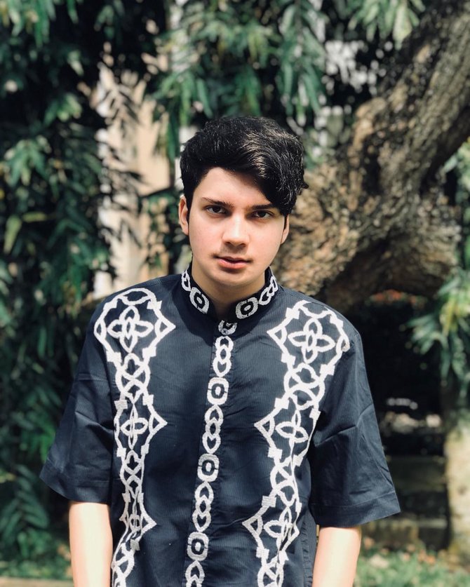 selebriti kenakan baju muslim koko