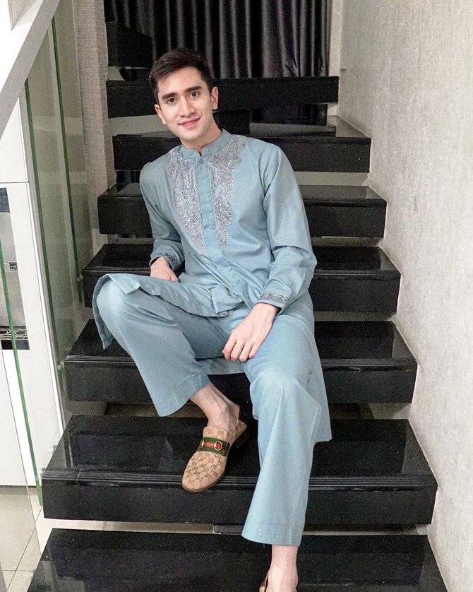 selebriti kenakan baju muslim koko